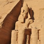 02.Abu-Simbel-pod-sochami-Ramzesa-II.