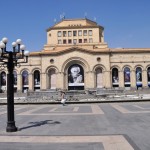 04.Jerevan-divadlo-v-centre-mesta