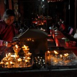 12.Patan-tajomna-modlitba-v-budhistickom-chrame