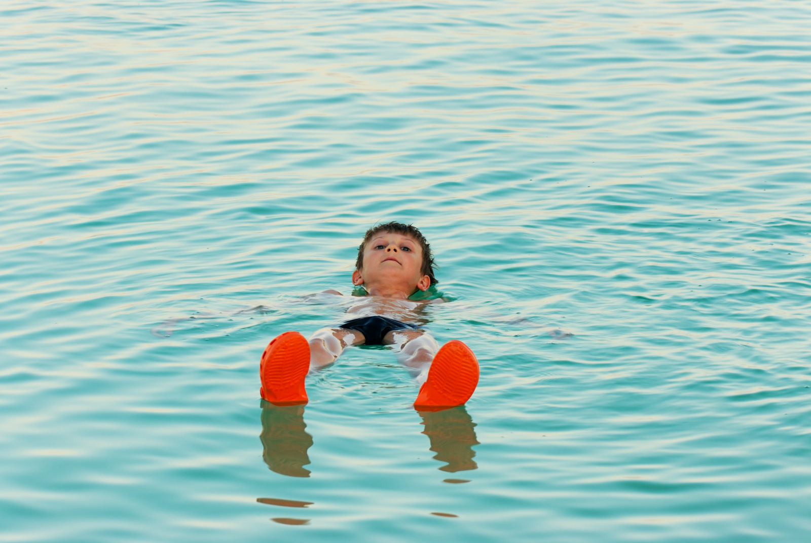 Плыть не уставая. Дети воды. Лежание на воде. Дети плавают в море. Человек лежит в воде.