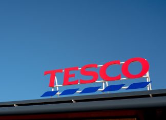 Tesco myslí na ochranu planéty, symbolicky zhasne logo hypermarketov