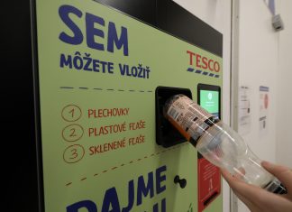 Tesco spustilo novinku: Prvý automat na vrátanie PET fliaš a plechoviek