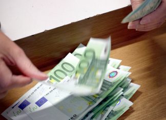 UVOĽNENIE OPATRENÍ SLOVÁCI OSLAVUJÚ NEPREMYSLENÝM MÍŇANÍM. RIZIKOVÉ SÚ ÚVERY AJ KREDITNÉ KARTY