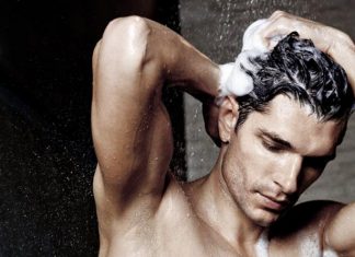 Kaderník radí pánom ako si umývať vlasy