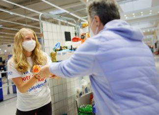 Tesco podáva pomocnú ruku najzraniteľnejším, pomáha spolu so zákazníkmi