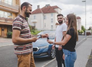 Zdražovanie pohonných hmôt otriasa majiteľmi áut. Ako jednoducho znížiť vplyv rastúcich cien?