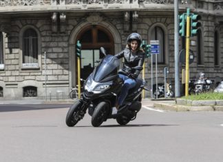 ORIGINÁLNY TROJKOLESOVÝ SKÚTER PIAGGIO MP3 DOBÝVA SLOVENSKÝ TRH