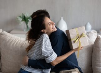 Chcete prekvapiť, no netušíte, aké kritérium by mal spĺňať ideálny darček pre ženu?