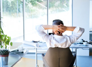 Ako na zdravé pracovné prostredie? 5 tipov pre ergonomické prispôsobenie kancelárskeho stola a stoličky