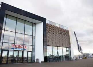 Tesco rozširuje svoje záväzky – od nového roka neumožní predaj živých kaprov