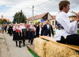 V SUCHEJ NAD PARNOU SA POĎAKUJÚ ZA ÚRODU TRADIČNÝMI DOŽINKAMI