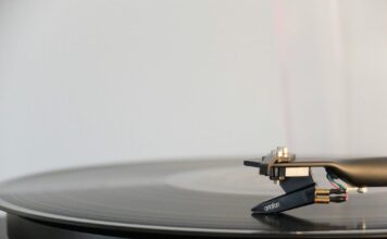 Len zvuk a vy. Ako sme sa dostali od gramofónov v obývačke k súkromnej galaxii v ušiach?